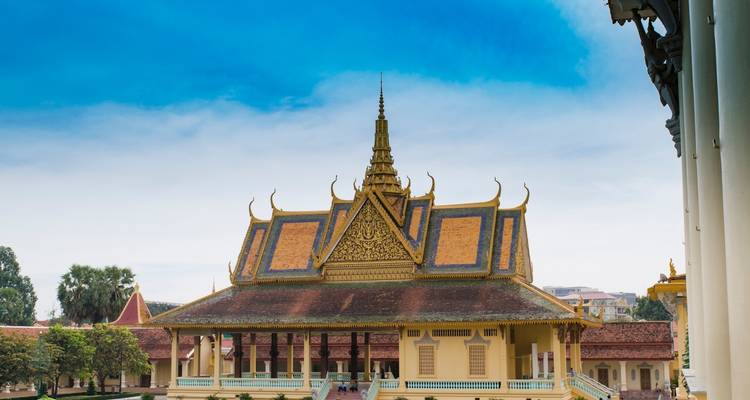 Een tempel met een sierlijk dak en decoratieve elementen.