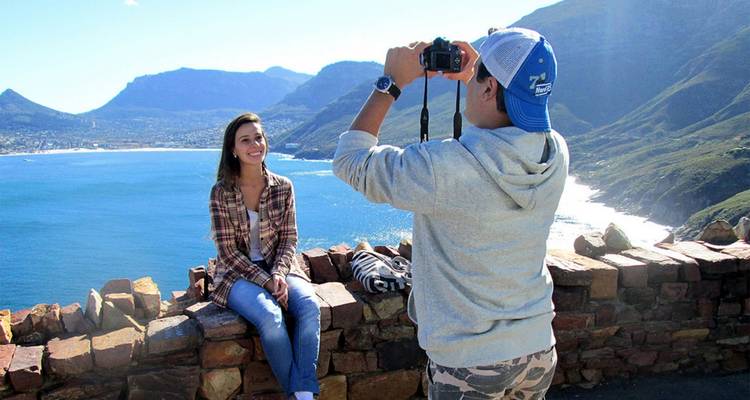 Des touristes qui capturent une vue pittoresque sur l'océan.