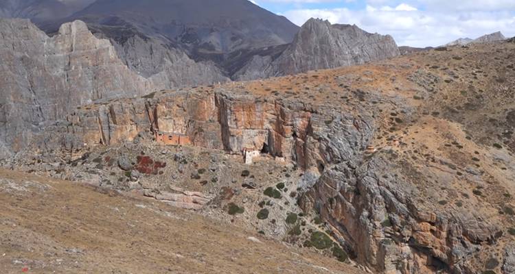 Paysage de montagnes rocheuses avec des grottes.
