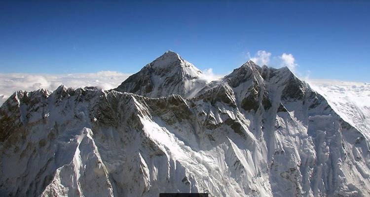 Sommets de montagnes enneigés avec un ciel bleu dégagé.