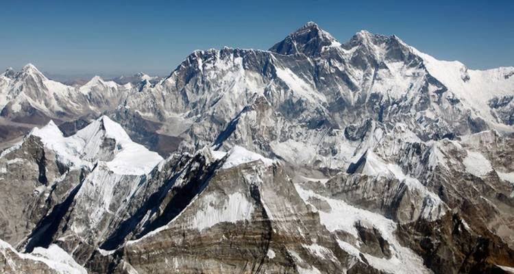 Vue panoramique de montagnes enneigées.