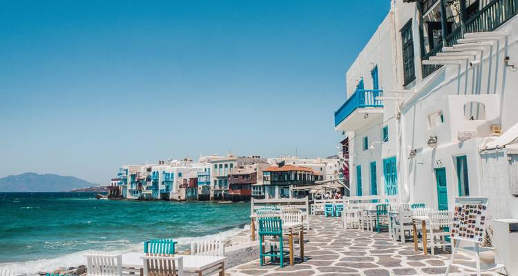 Zeepromenade van Little Venice met kleurrijke balkons naast turquoise waters op Mykonos