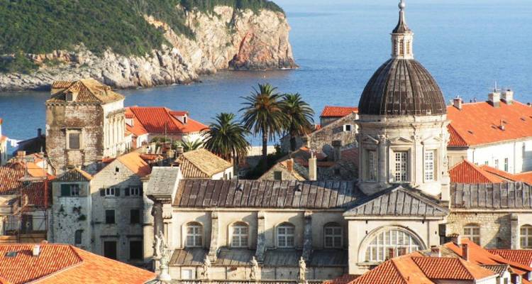 Vista panorámica de una ciudad costera con arquitectura histórica.