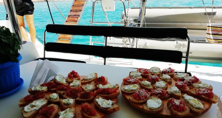 Comida en una mesa con vista al mar.