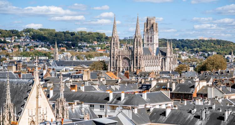 Vue aérienne de Rouen avec la cathédrale Notre-Dame qui domine la ville.