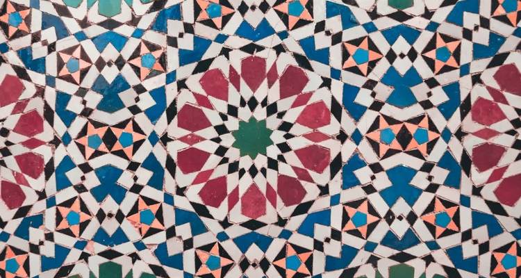 Primer plano de un intrincado patrón de azulejos con diseños geométricos.