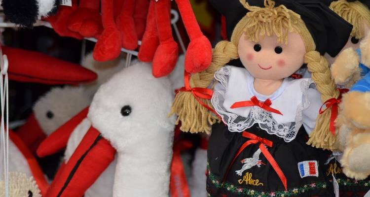 Muñecas tradicionales en una exhibición de mercado.