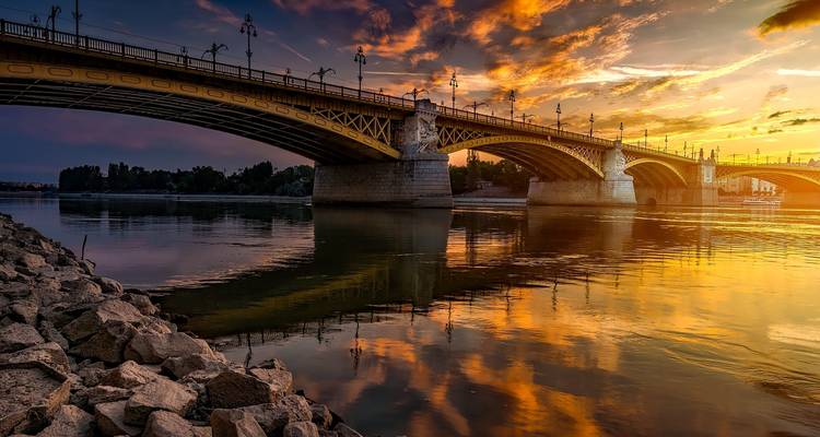 Puente Margarita en Budapest durante una puesta de sol vibrante.
