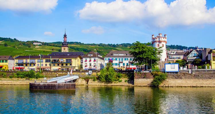 Casas ribereñas e iglesia en Rudesheim am Rhein.