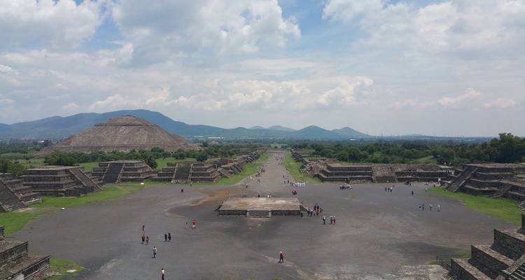 3 day tour Mexico City: Guadalupe Shrine, Teotihuacán & Tlatelolco + Xochimilco + City Tour - Amigo Tours
