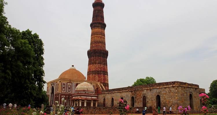 Qutub Minar en arrière-plan avec un environnement verdoyant luxuriant.