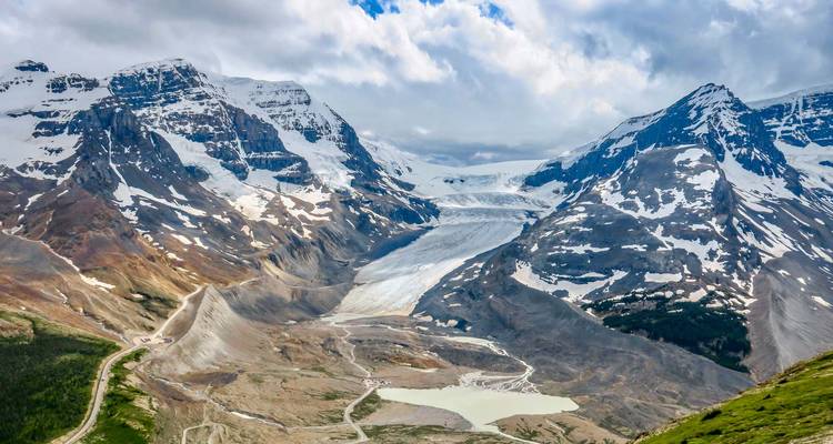 Una vista aérea panorámica del Glaciar Athabasca y los picos y morrenas circundantes a lo largo del Icefields Parkway.
