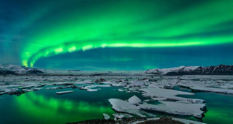 Auroras boreales sobre un paisaje helado.