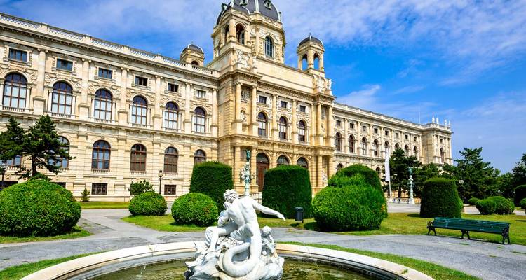 Wiens prunkvolles Naturhistorisches Museum erhebt sich hinter einem Brunnen mit marmornen Meeresgöttern in gepflegten Gärten.