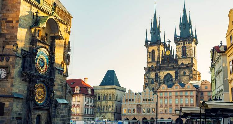 Prags Astronomische Uhr und die spitztürmige Týn-Kirche beherrschen den goldenen Altstädter Ring am frühen Morgen.
