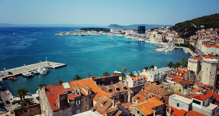 Una ciudad costera con un puerto vibrante y vistas panorámicas.