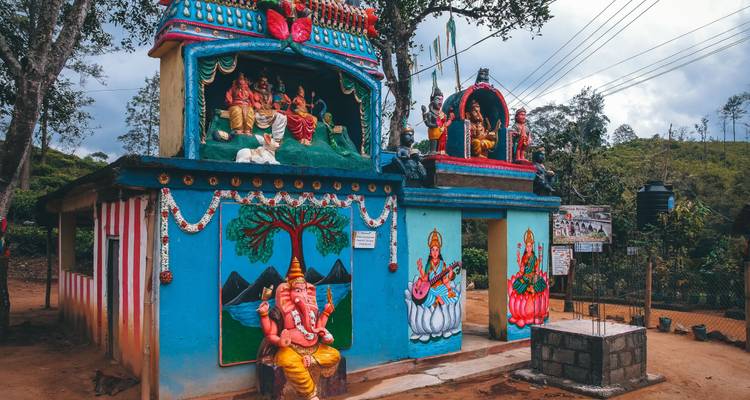 Temple hindou coloré avec des sculptures vives.