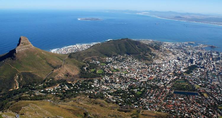Panoramablick auf Kapstadt mit dem Lion's Head und dem Ozean.