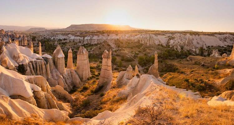 Vue de formations rocheuses au coucher du soleil en Cappadoce, Turquie.