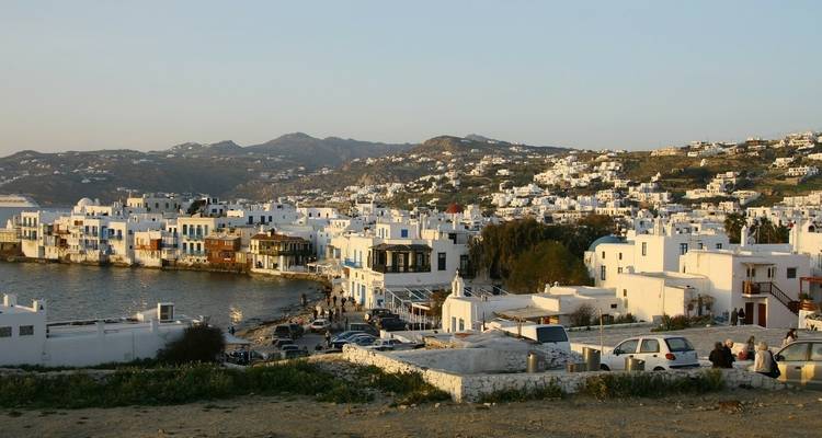 Una vista costera de un pueblo encalado en Mykonos.