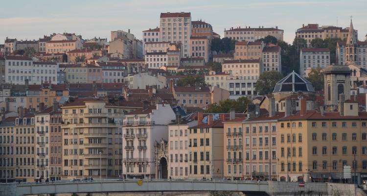 Une vue de la ville de Lyon avec des bâtiments groupés sur une colline.