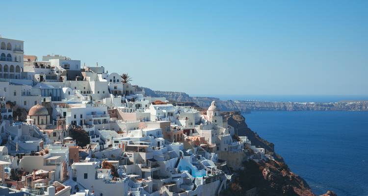 Les bâtiments blancs emblématiques de Santorin surplombant la mer.
