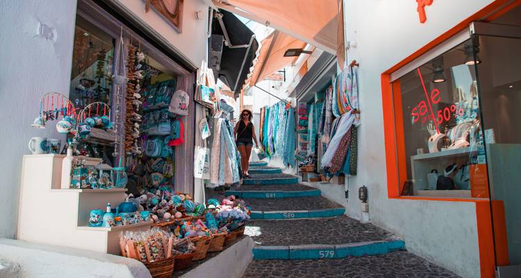 Une rue commerçante animée avec des textiles colorés et des souvenirs.
