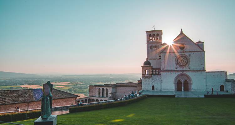 Paisaje urbano con una iglesia y rayos de sol.