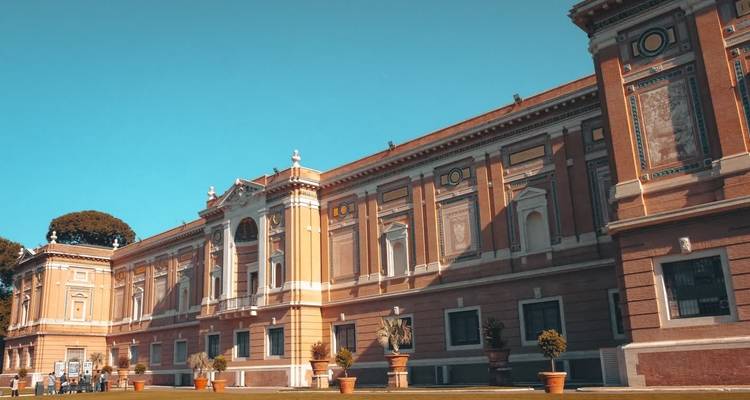 Exterior de un edificio histórico en Roma con visitantes.