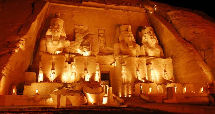 Die Abu-Simbel-Tempel bei Nacht beleuchtet.