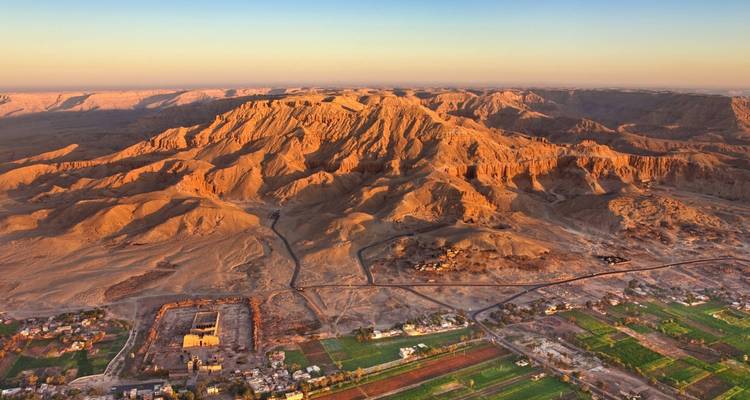 Luftaufnahme von Luxor mit der Wüste und grünen Feldern.