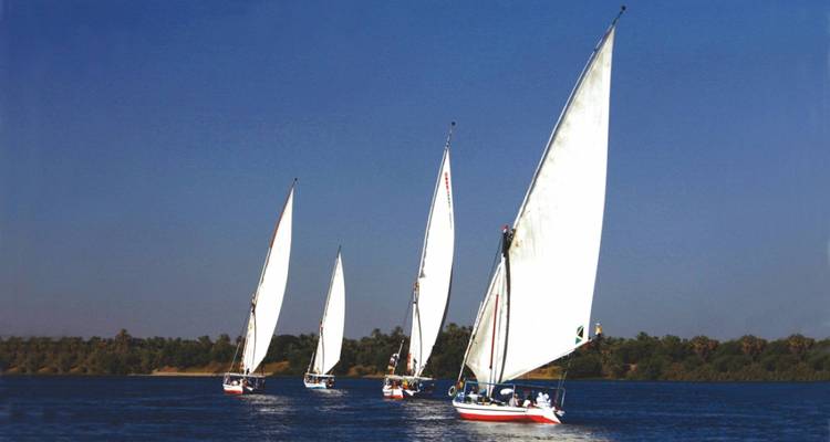 Feluken segeln auf dem Nil.