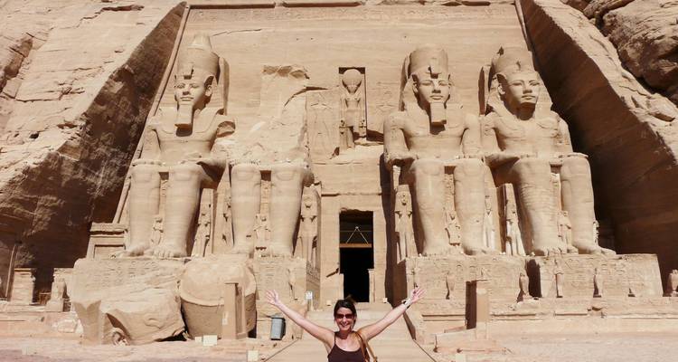 Mujer posando frente a los Templos de Abu Simbel.