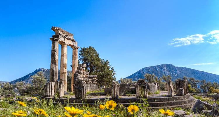 Ruines du temple circulaire antique du Tholos à Delphes sur un ciel d'un bleu éclatant