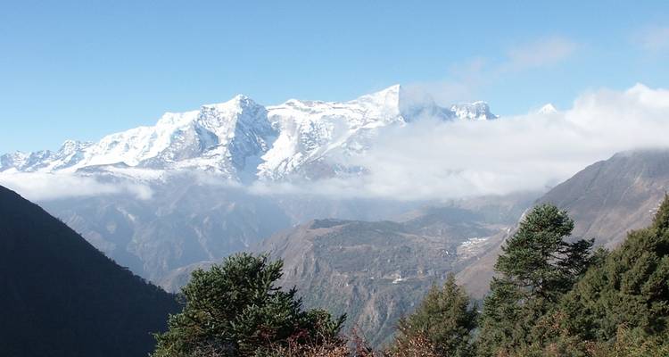 Schneebedeckte Berge mit weitläufigen Tälern.