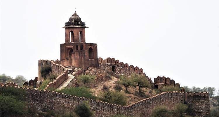 Historisch fort met dikke stenen muren en een eenzame toren.
