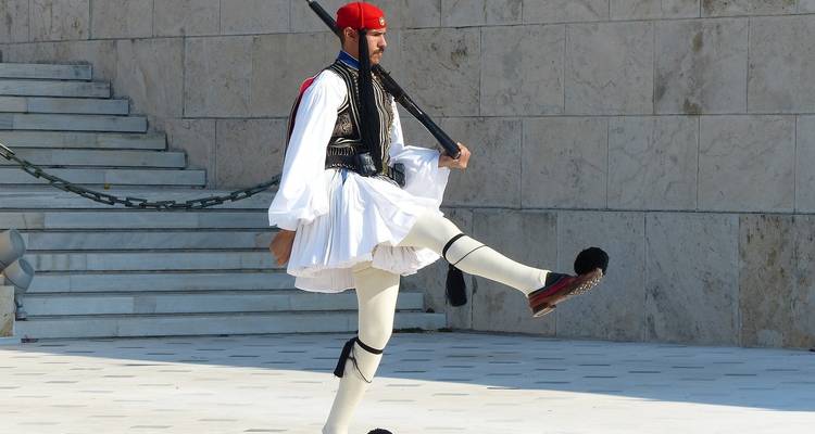 Garde en uniforme traditionnel exécutant une marche.
