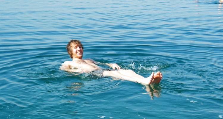 Persoon drijvend op het water.