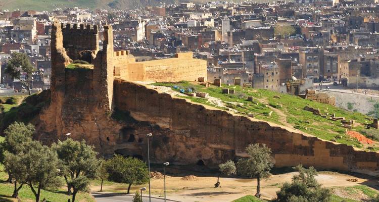 Alte befestigte Struktur mit Stadtblick.