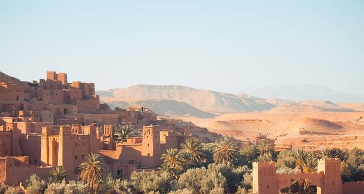 Leemgebouwen van Ait Benhaddou in een woestijnlandschap.