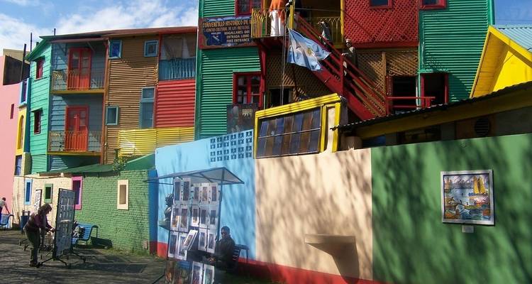 Casas coloridas y arte callejero en un entorno urbano