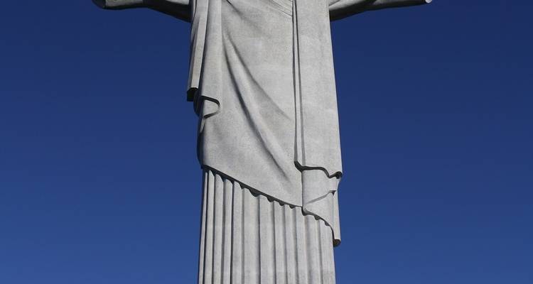 Estatua gigantesca con los brazos abiertos contra un cielo azul