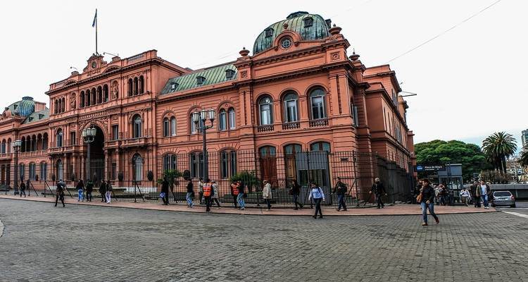 Edificio gubernamental histórico con gente alrededor