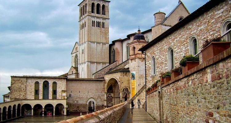 La Basílica de Asís con un sendero de piedra que conduce hacia ella.