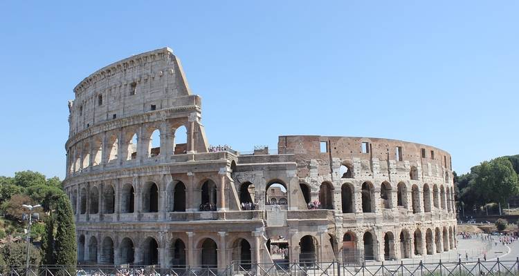 El Coliseo de Roma bajo un cielo despejado.