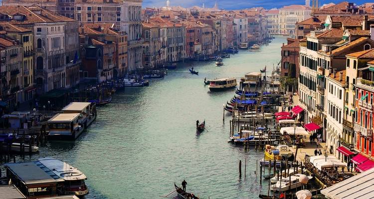 El Gran Canal de Venecia con góndolas y edificios coloridos.
