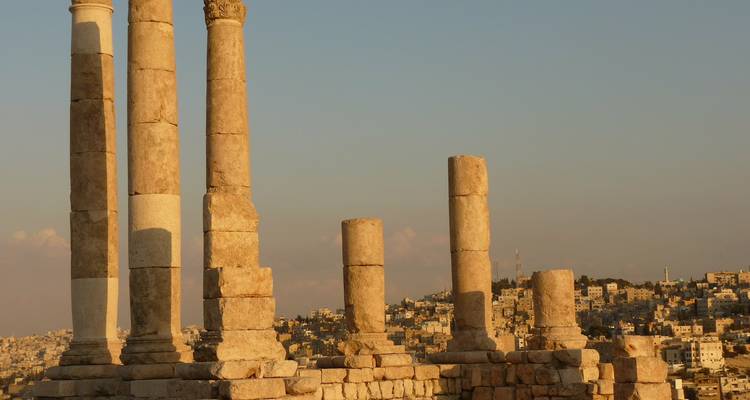 Columnas romanas antiguas contra un telón de fondo de un paisaje urbano.