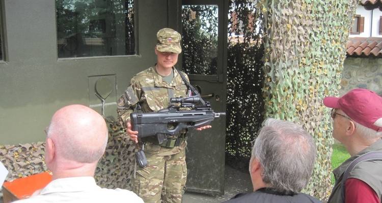 Personal militar interactuando con un grupo de personas.