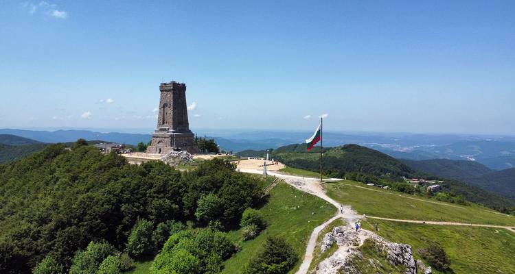 Denkmalturm mit einer Flagge auf einem Hügel.