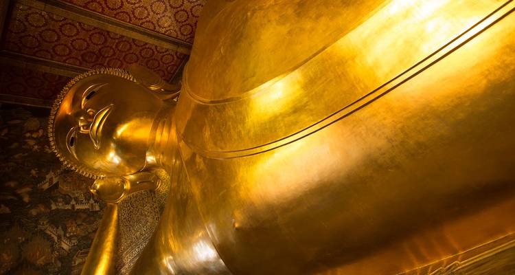 Vista de cerca de la estatua dorada de Buda Reclinado dentro del templo Wat Pho.